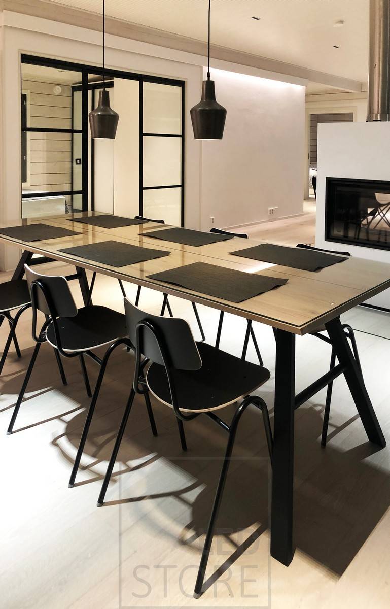 La cinta de leds detrás de la tira decorativa ilumina el espacio con luz indirecta. Ledstore.fi